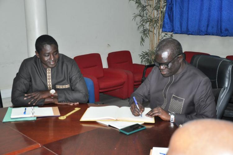 Dans le cadre de ses visites de prise de contact et d’imprégnation, le Pr Aliou Badara KANDJI, Recteur de l'UCAD a visité la Bibliothèque Universitaire de dakar (BU), le mardi 15 avril 2025. Avec le Directeur de la BU, Pr François Malick Diouf et le personnel, ils ont visité les différentes espaces et services.
