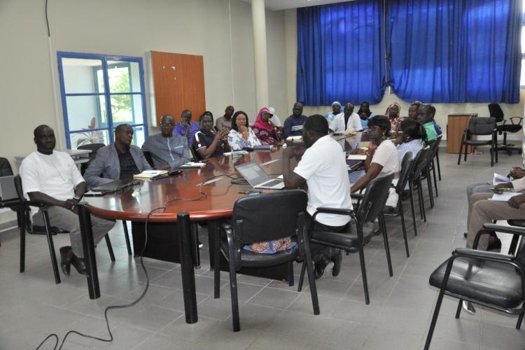 M. Ngor Gning au premier plan (en blanc de dos) en plein explication 